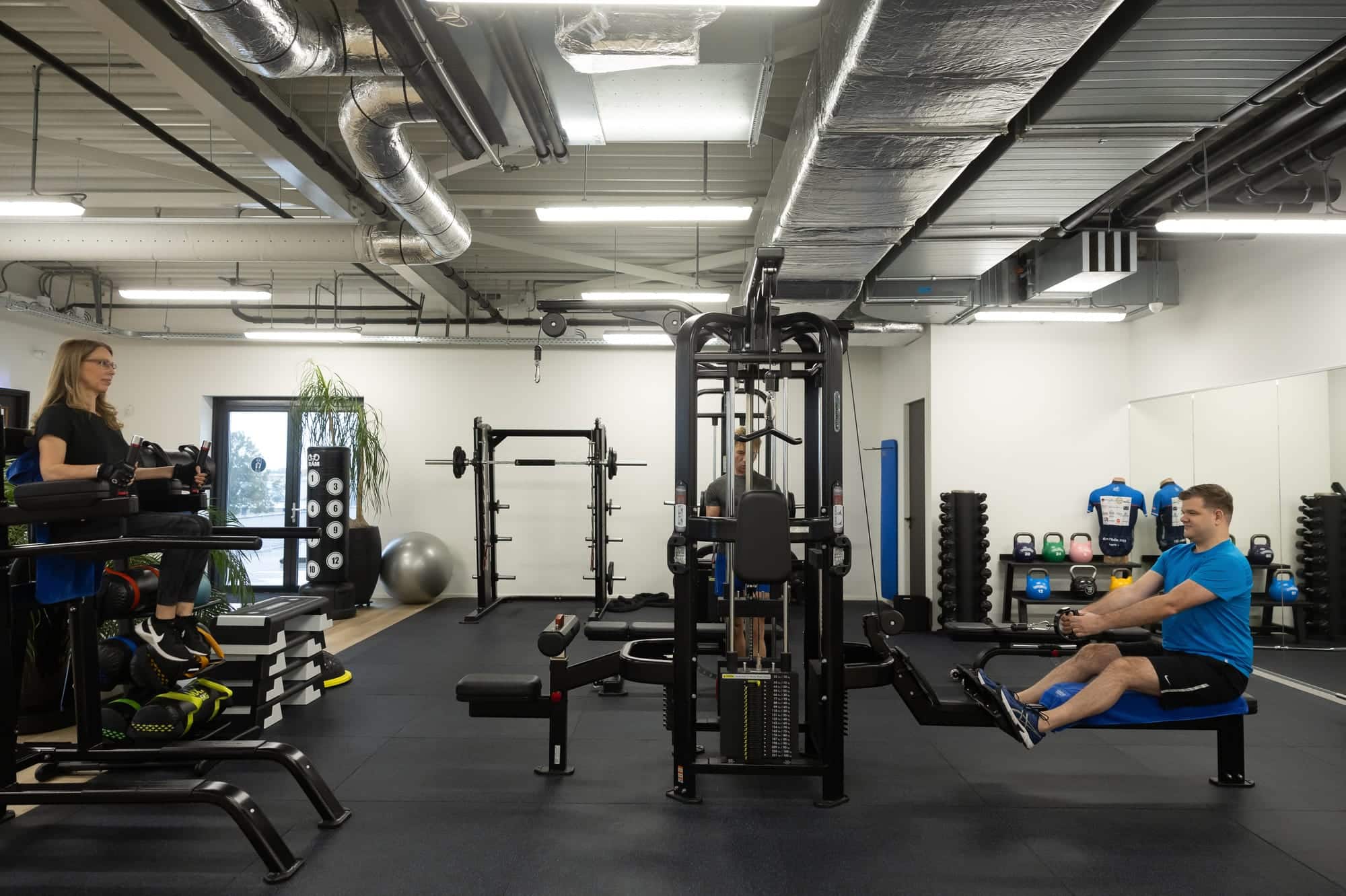 Bedrijfsfitnessruimte bij GKS met moderne trainingsapparatuur.